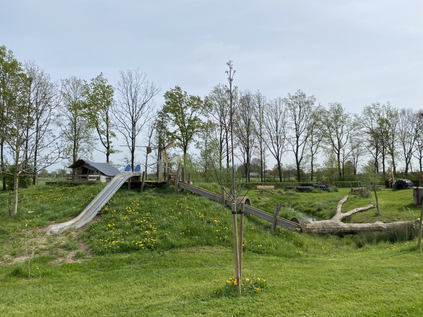 Beleefplekke speeltuin Veessen groen klimmen klauteren glijbaan