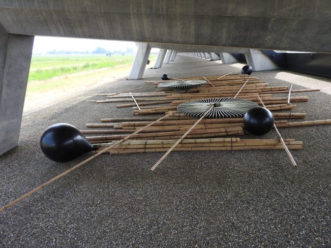 Kunstwerk van Karin van Dam in Veessen onder Tolbrug tijdens IJsselbiënnale in 2023.