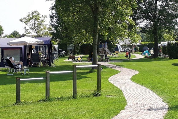Op diverse locaties langs de IJssel vind je bed & breakfasts en campings.