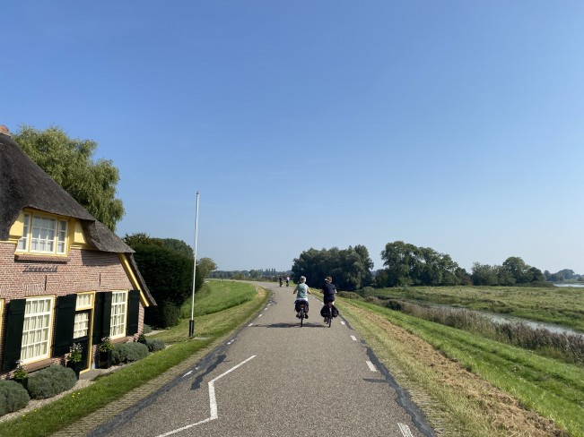 Fietsen over de IJsseldijk geeft je een panorama over de uiterwaarden en de IJssel.